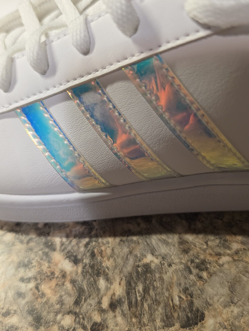Adidas Juniors Unisex White Leather Sneaker w Iridescent Stripe Detail sz 6 (8)